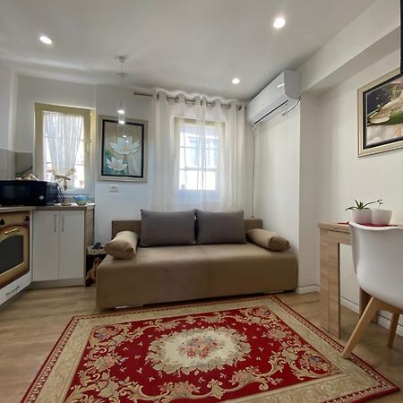 Central Welcoming Apartment In Tirana Exterior foto